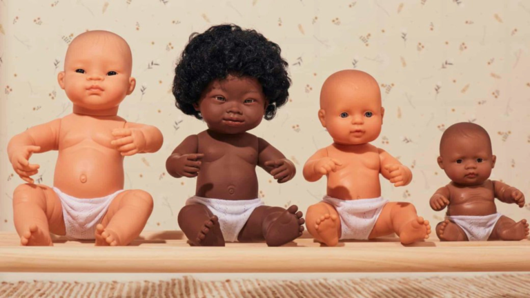 | такі різні, такі схожі: світ починається з коробки для забавок | центр "коло сім'ї"